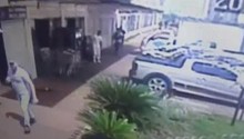 Dono de distribuidora reage e atira refrigerantes em ladrão armado; vídeo