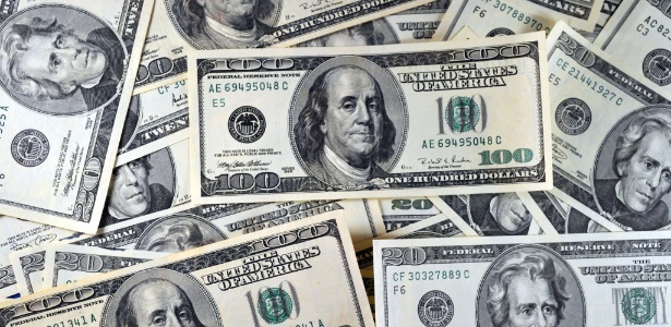 Dólar opera em alta, à espera de novidades dos EUA