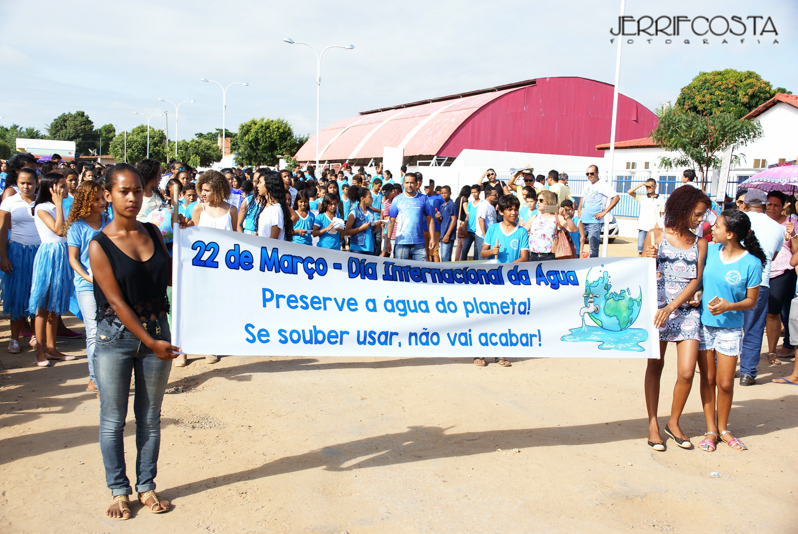 Professores e Alunos das Escola Castro Alves e Eduardo Martini realizam caminhada pela cidade em prol da conscientização para uso adequado da água