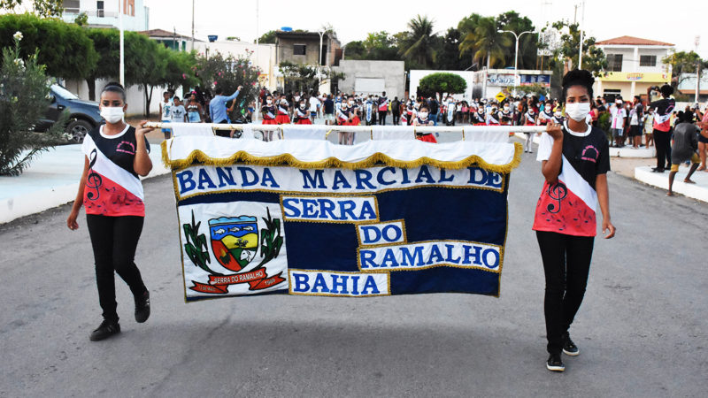 Banda Marcial de Serra do Ramalho faz belíssima apresentação pelas avenidas da cidade.